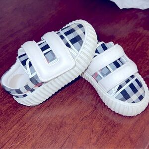 Kids Burberry size 7 sneaker